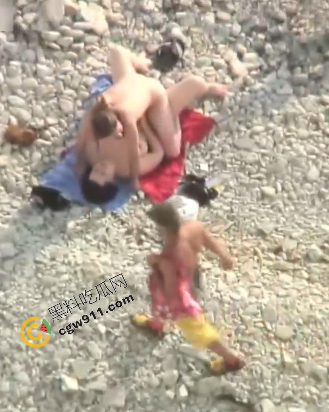 国外无人机偷拍沙滩激情狂欢，大奶骚妇激情69，骑乘无限，完全无视路人，干到天翻地覆-12