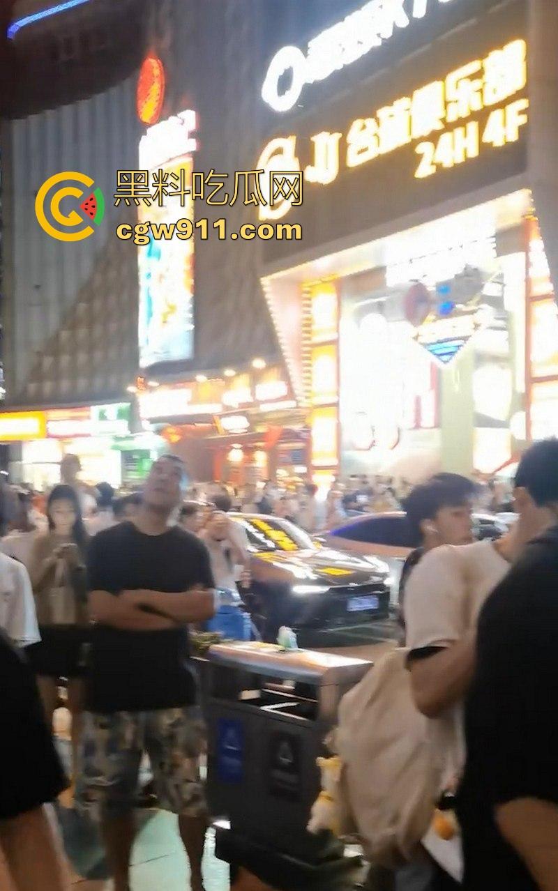 国庆假期长沙五一广场惊现男子跳楼！坐在边沿楼顶，准备一跃而下，楼下无数人围观，现场目击视频流出！-6