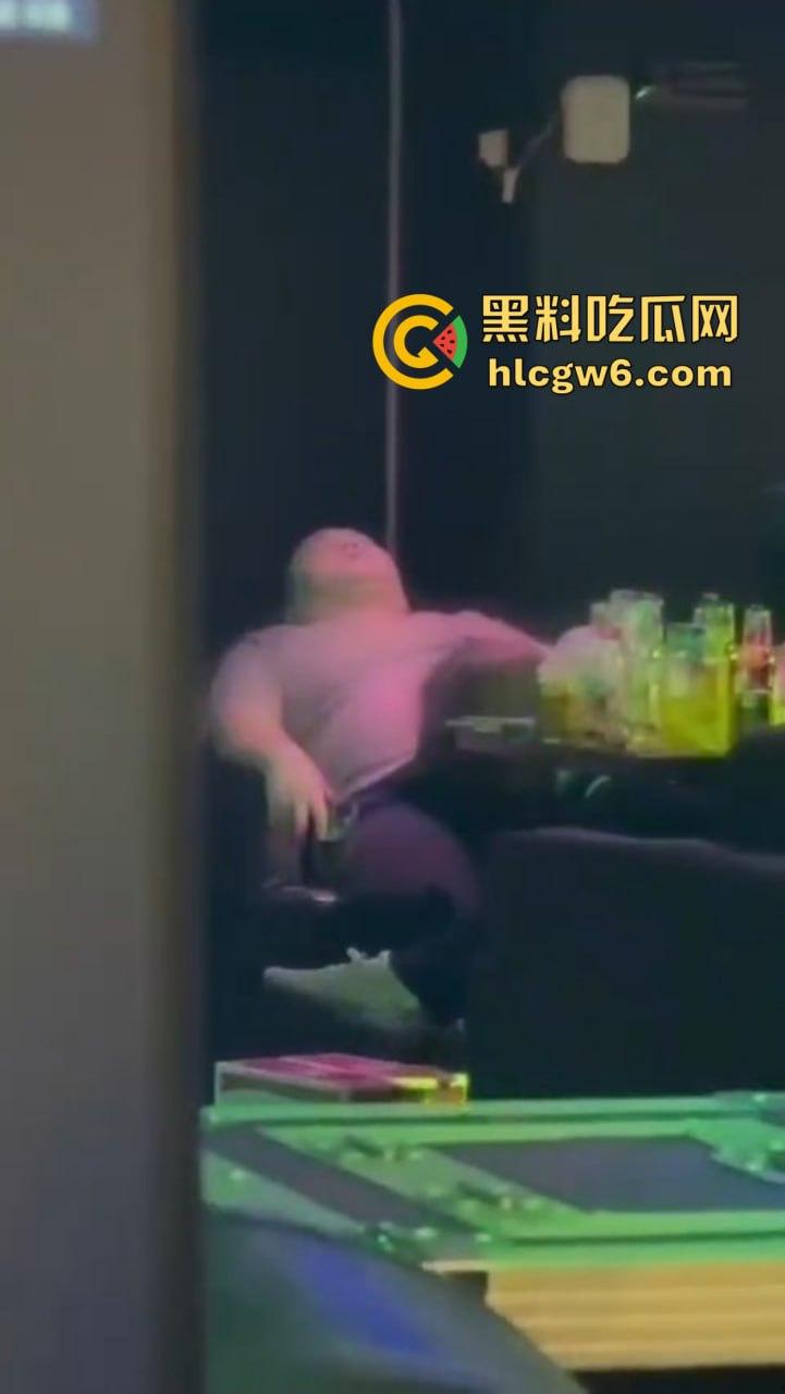 滑县音乐餐厅上演大型咽棒现场，大哥悠闲躺平 骚女当众舔肉棒舔到情深深，保安看不下去强制清场！-8
