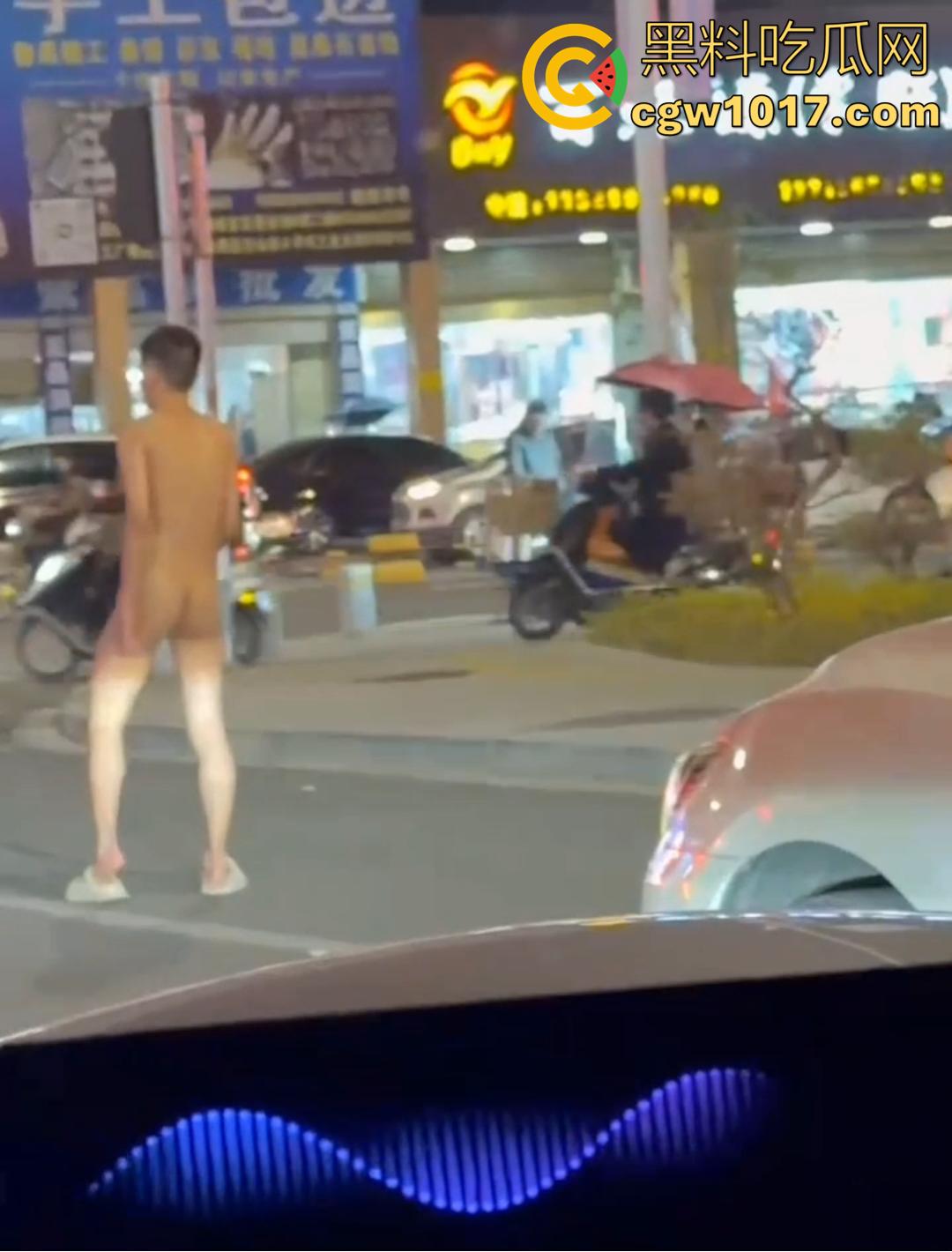 深圳罗湖水贝珠宝城惊现全裸男！大马路晃屌逛街 又是主人任务？-6