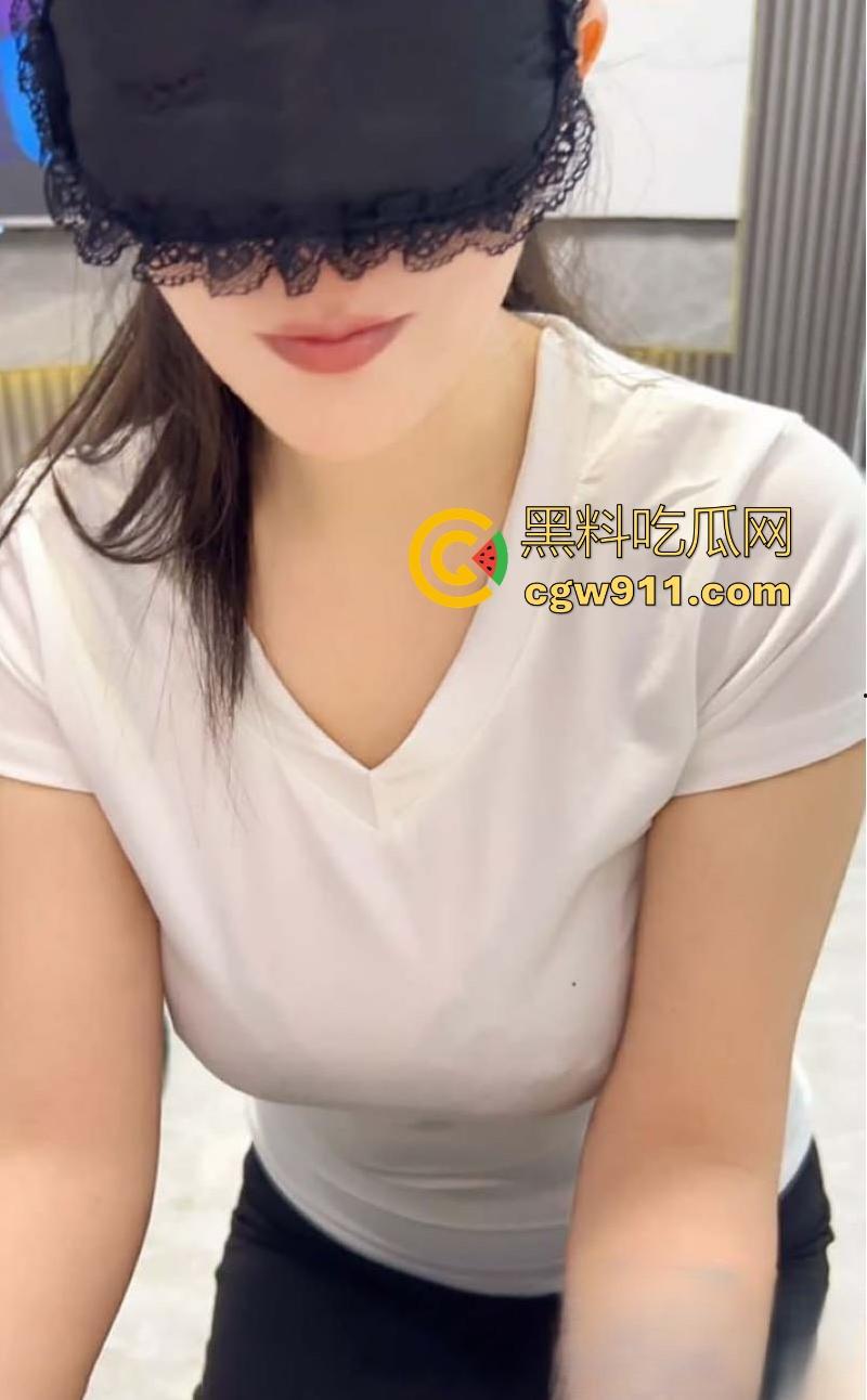 国庆假期,偷情骑行圈的大奶美少妇,极品大奶狂喷奶水,多角度爆操抽插,完美身材诱惑爆表!-2