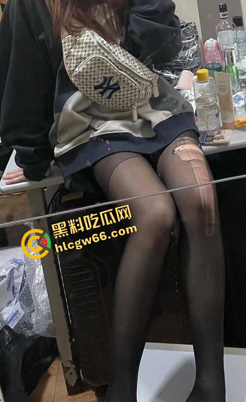 四川师大骚货『李伊丹』表面学霸私下贱母狗,穿JK舔屌求插,男友自拍操成精盆婊子流出!-12