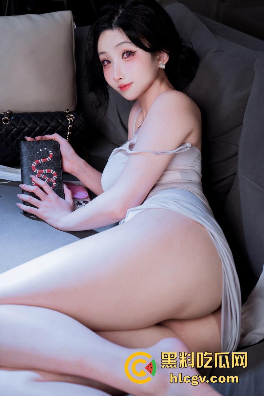 『rioko凉凉子』御姐写真曝光!红色吊带黑丝,丰乳肥臀简直人间胸器,魅魔圣体人间尤物!-17