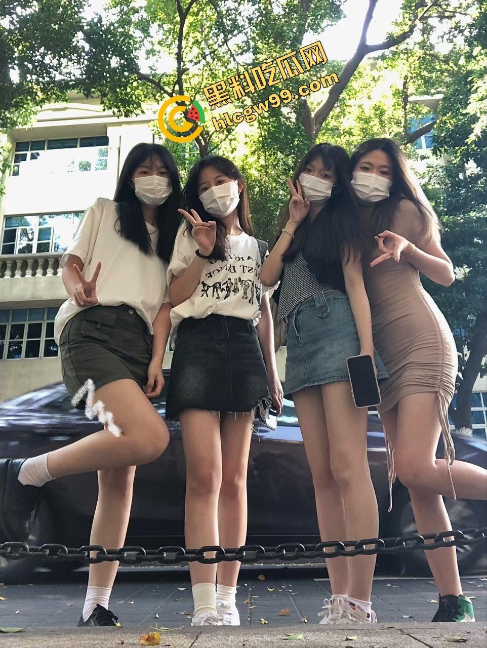 没有鸡巴的性爱！4位姐妹花反差婊骚鸡相约酒店大展身手，全裸淫荡互舔舌吻，女同的魅力！-3