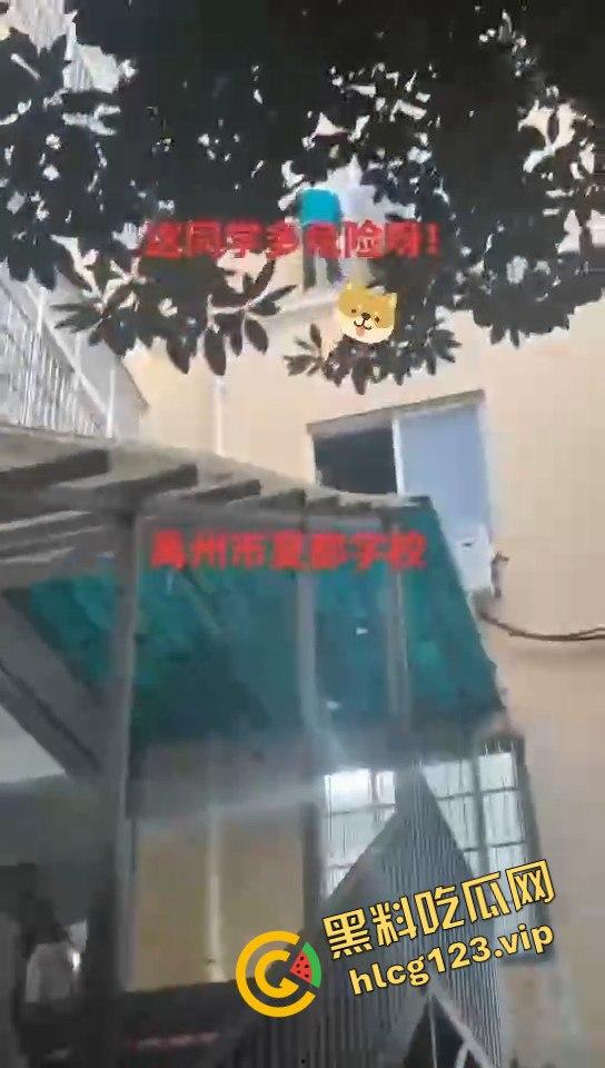 河南禹州惊现学生四楼窗外险境!女子报警却遭老师呵斥,教体局已介入调查!-3