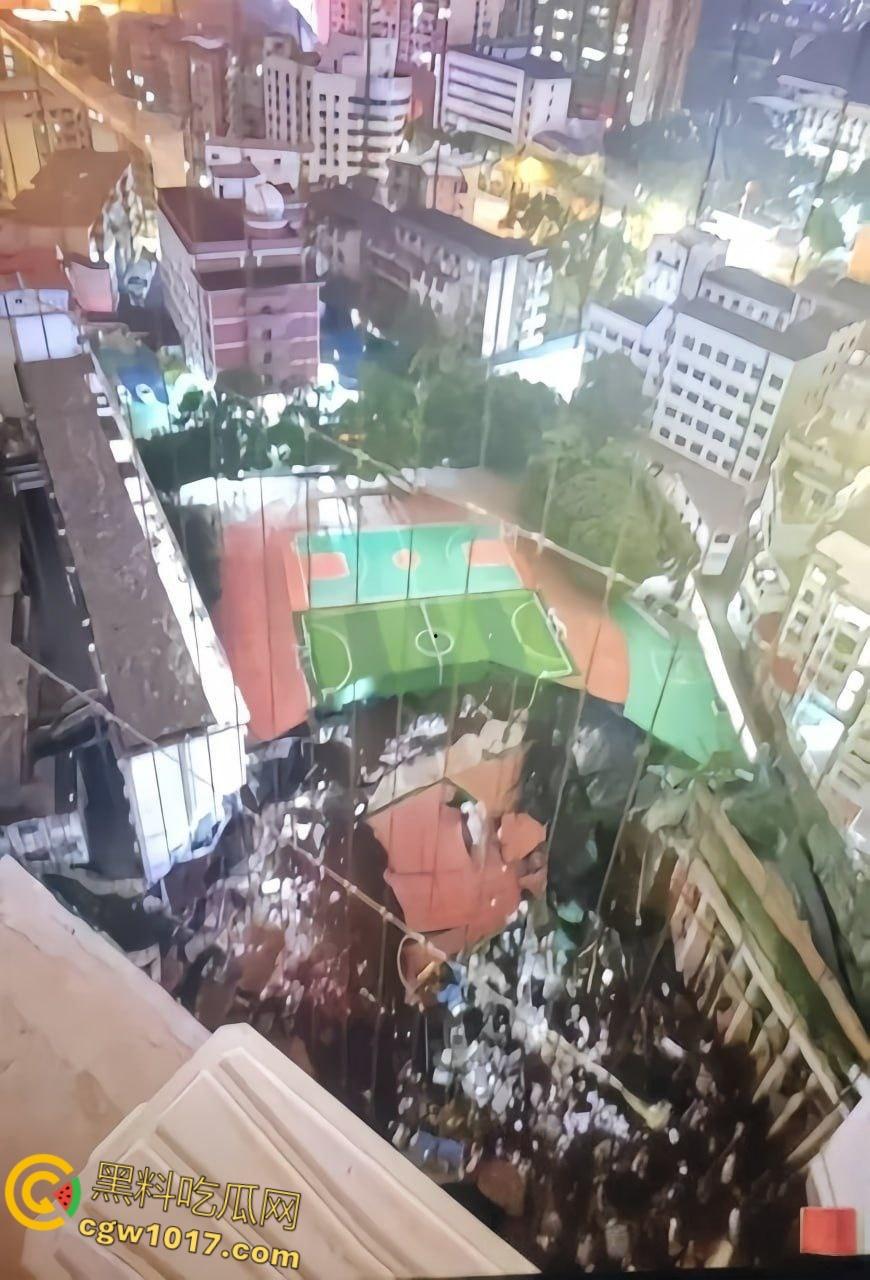 湖南邵阳资江小学深夜坍塌惨剧，违规施工野狗刨坑挖烂地基，操场撕裂大口教学楼咔嚓墙角炸裂，幸无孩子砸伤！-2