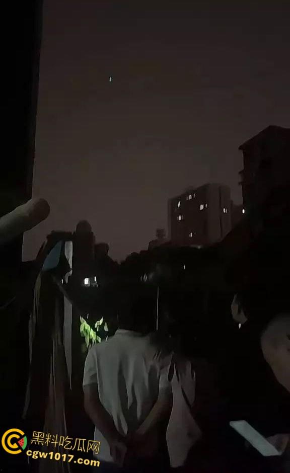 湖南邵阳资江小学深夜坍塌惨剧，违规施工野狗刨坑挖烂地基，操场撕裂大口教学楼咔嚓墙角炸裂，幸无孩子砸伤！-4