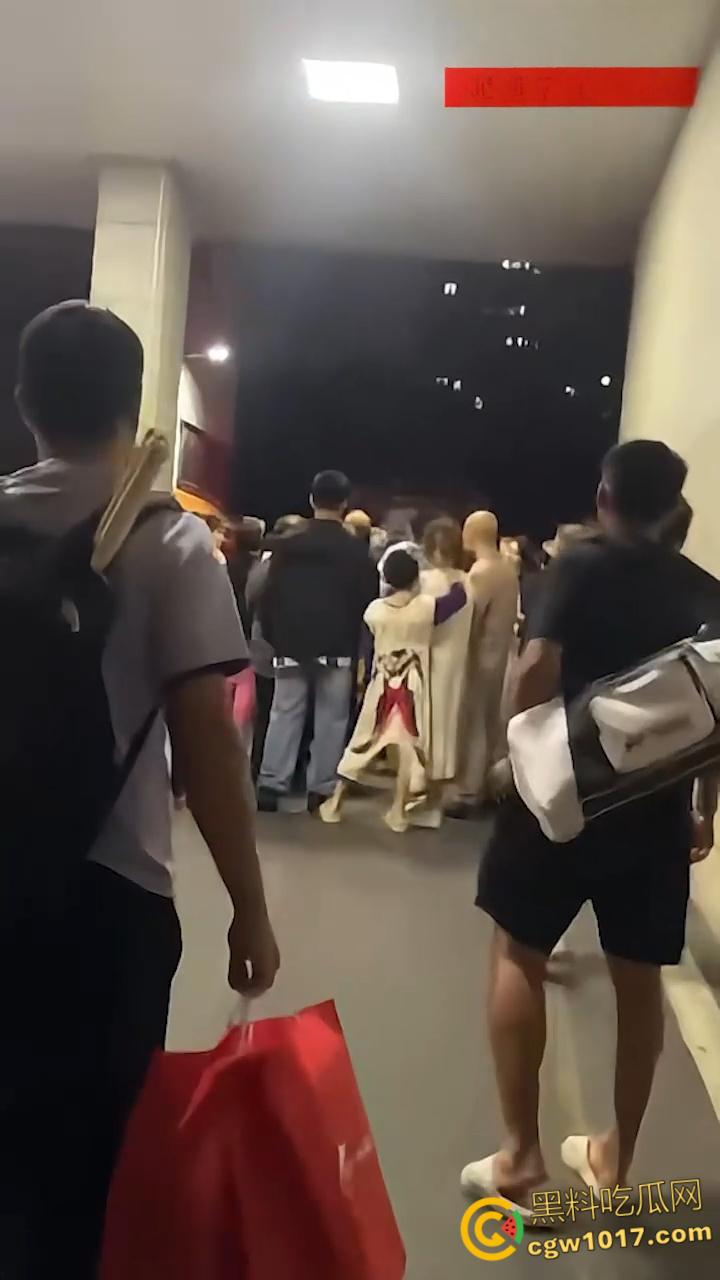 湖南邵阳资江小学深夜坍塌惨剧，违规施工野狗刨坑挖烂地基，操场撕裂大口教学楼咔嚓墙角炸裂，幸无孩子砸伤！-7