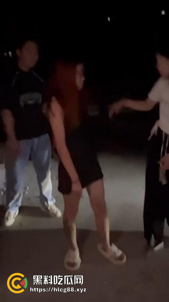 深夜街头红发小美女被一群混混性骚扰 强行脱光衣服拍摄嫩鲍 简直就是一群畜生啊!-2