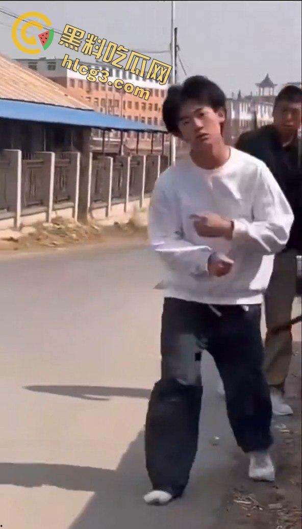 勇敢的小伙，这才是面对校园霸凌的正确方式，就是反击回去！-6