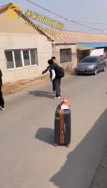 勇敢的小伙，这才是面对校园霸凌的正确方式，就是反击回去！-7