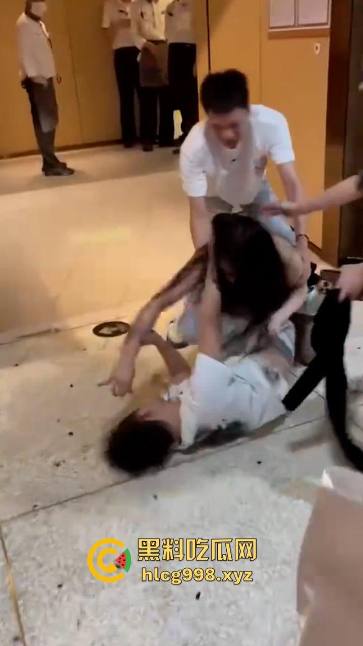 古有梁山孙二娘 今有老娘揍港独！长沙海底捞G杯巨乳伪娘暴打装逼港独男-8