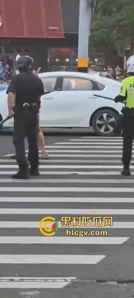 全国猛人集锦！拿刀挑衅警察还真不怂，结果被摁倒秒怂，真当自己是武林高手？-4