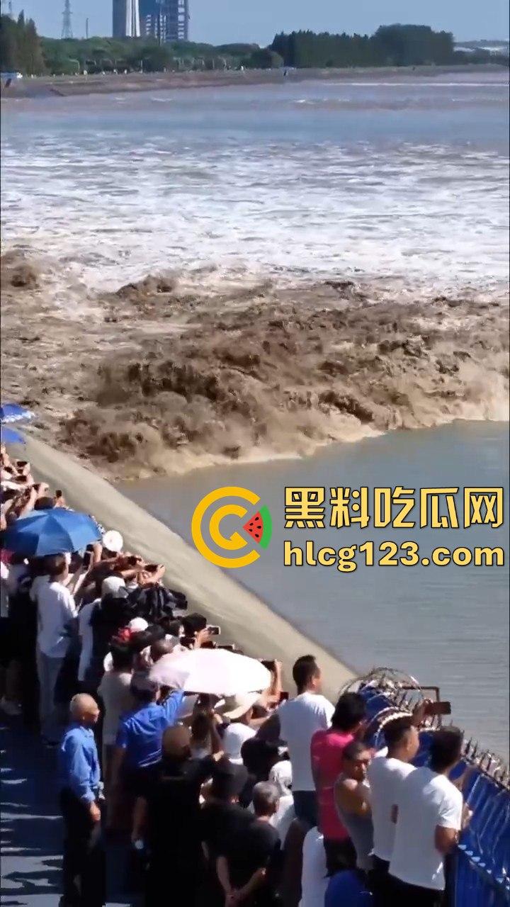 台风普拉桑来袭，钱塘江大潮buff叠加，围观群众瞬间被吞没！看个潮水直接被干翻！-3