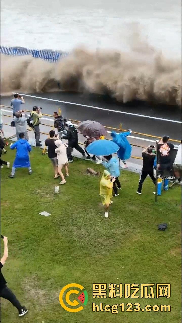 台风普拉桑来袭，钱塘江大潮buff叠加，围观群众瞬间被吞没！看个潮水直接被干翻！-4