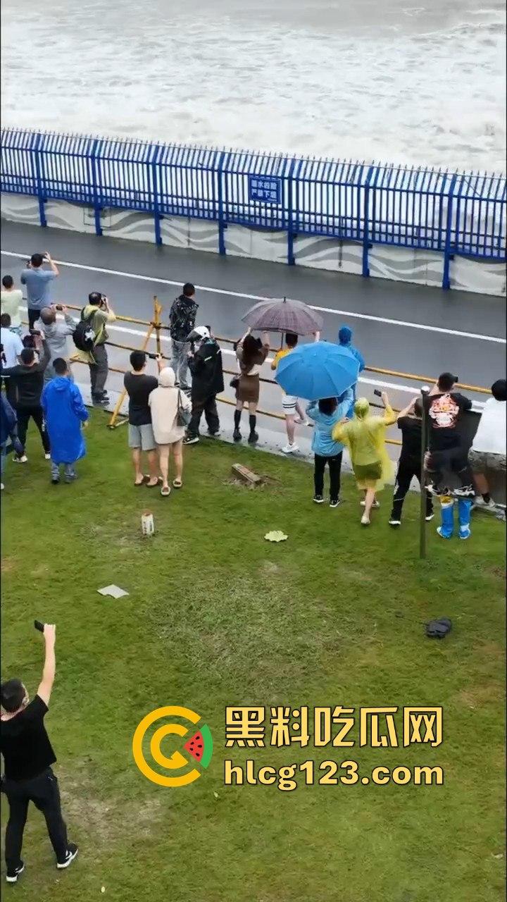 台风普拉桑来袭，钱塘江大潮buff叠加，围观群众瞬间被吞没！看个潮水直接被干翻！-5
