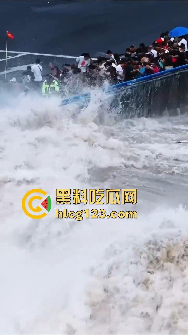 台风普拉桑来袭，钱塘江大潮buff叠加，围观群众瞬间被吞没！看个潮水直接被干翻！-8
