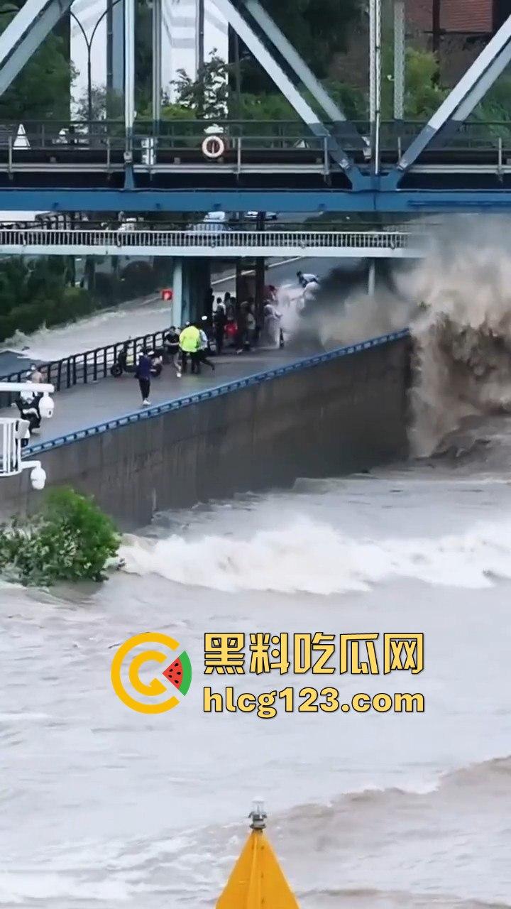台风普拉桑来袭，钱塘江大潮buff叠加，围观群众瞬间被吞没！看个潮水直接被干翻！-11