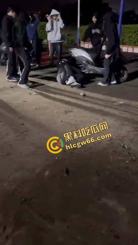 潮汕精神小妹开打了，情敌当街对峙，头发一把把薅，咒骂一句句飙，打到拖鞋都飞出去啦！-4