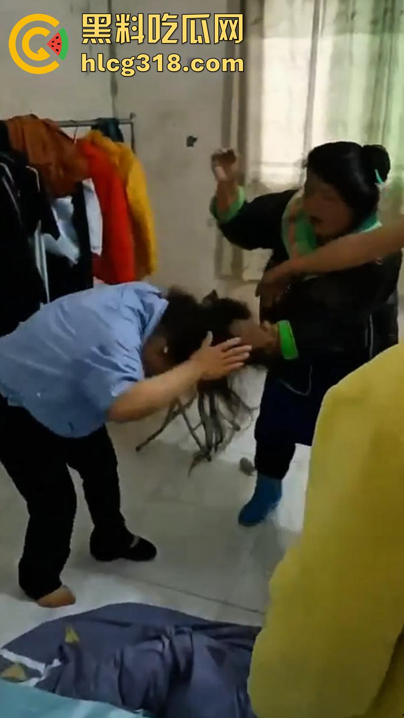 肥猪妻子带人捉奸，老公竟出轨同村骚妇，趁老公外出打工睡遍全村，果然玩的就是个骚劲啊！-3