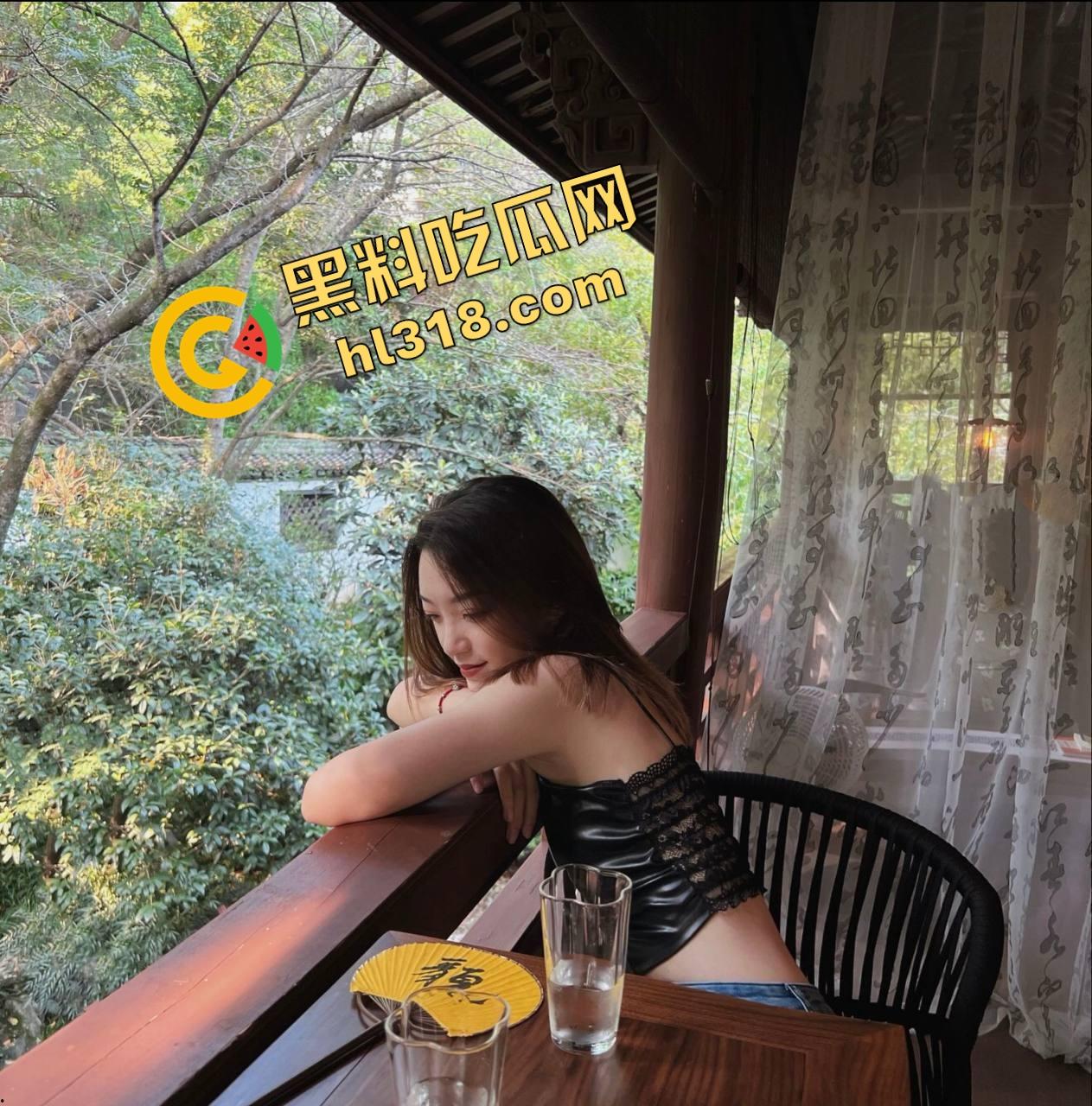 闺蜜电话聊工作，身后却被后入啪啪猛干，屁股拍到发烫还要强忍不叫，电话那头全程一头雾水！-5