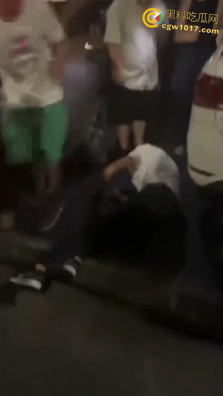 大快人心！眉山市变态每天给小妹妹转二十块钱，时机成熟约小妹妹到线下，被女孩爸爸发现后围堵爆揍！-7