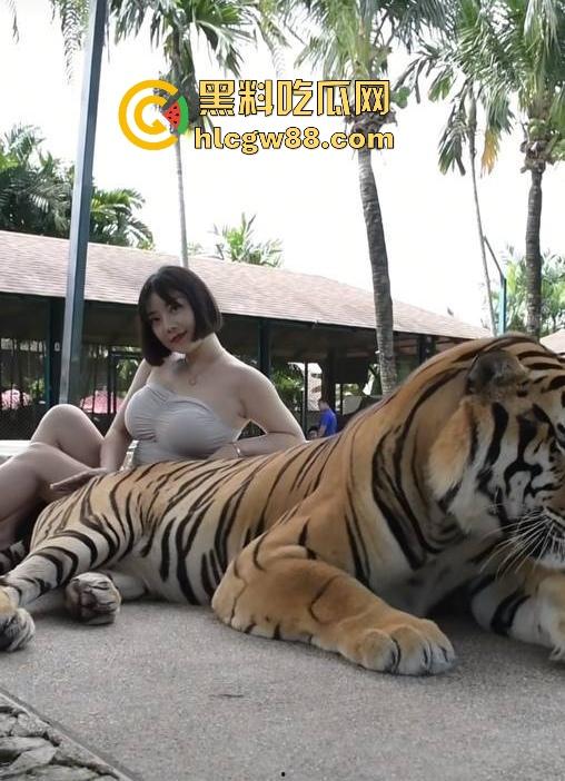 抖音巨乳肥臀反差网红坐拥97万粉丝【兔兔1104】线下约啪肥臀后入 揉奶抖臀 淫叫不断！-10