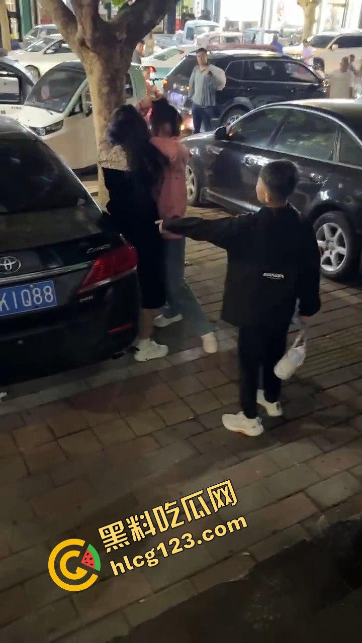 石家庄抓小三！母子联手出击，轮流暴打小三，这儿子没白养！-5