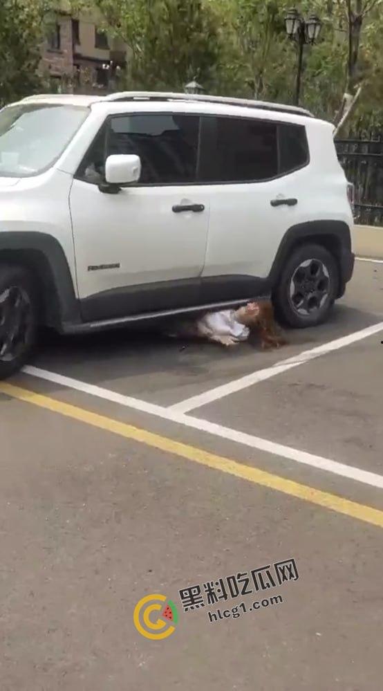 河北唐山古冶区某游泳馆门前 一男子驾车多次碾压躺在地上的女子致其死亡 现场视频流出-2