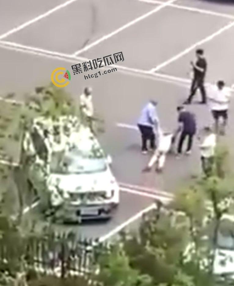 河北唐山古冶区某游泳馆门前 一男子驾车多次碾压躺在地上的女子致其死亡 现场视频流出-4