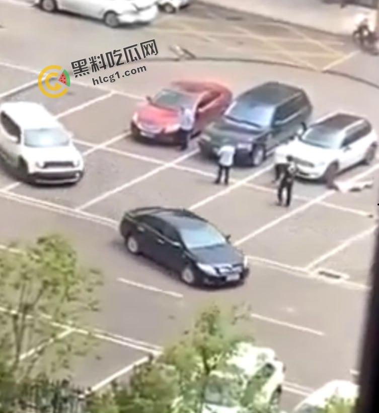 河北唐山古冶区某游泳馆门前 一男子驾车多次碾压躺在地上的女子致其死亡 现场视频流出-5