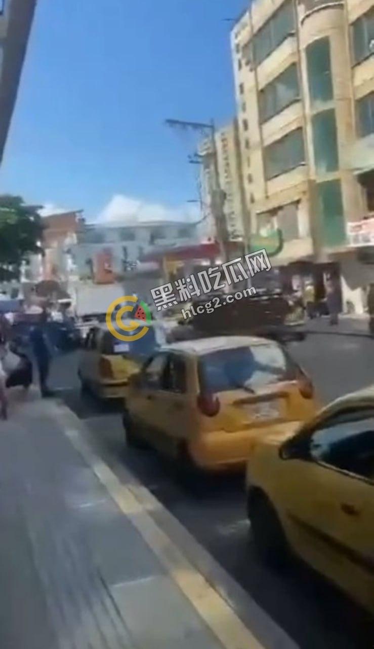 哥伦比亚珠宝店大劫案！伪警察武装劫匪火拼购物中心，保安中枪惊魂未定！-4