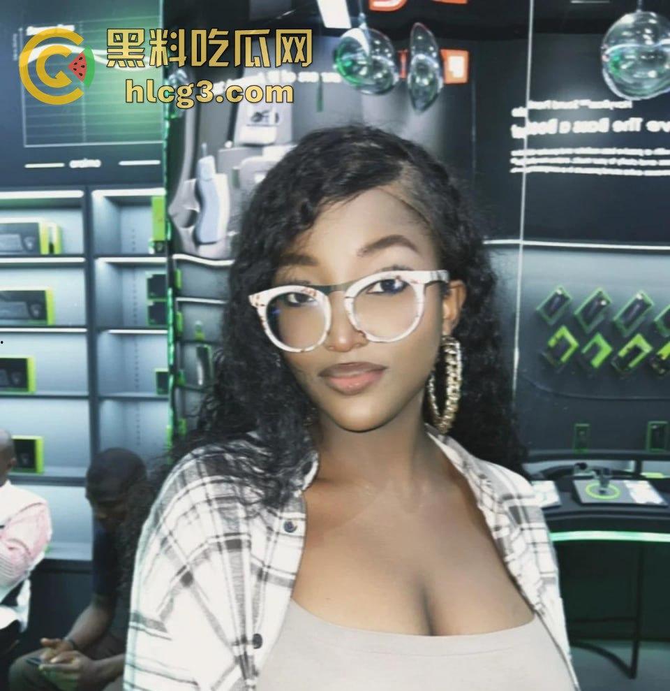 斯达黎加黑妹『 CARLOS』国庆日聚会现场 当众脱光表演阴道插啤酒瓶热舞-2