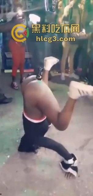 斯达黎加黑妹『 CARLOS』国庆日聚会现场 当众脱光表演阴道插啤酒瓶热舞-11