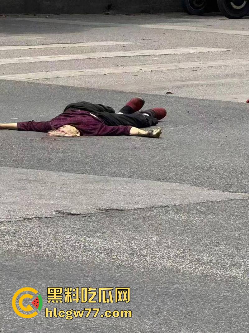 惨烈断头车祸，贵州省黔东南苗族侗族自治州，汽车下坡失控，碾压行人头都撞飞了！-1