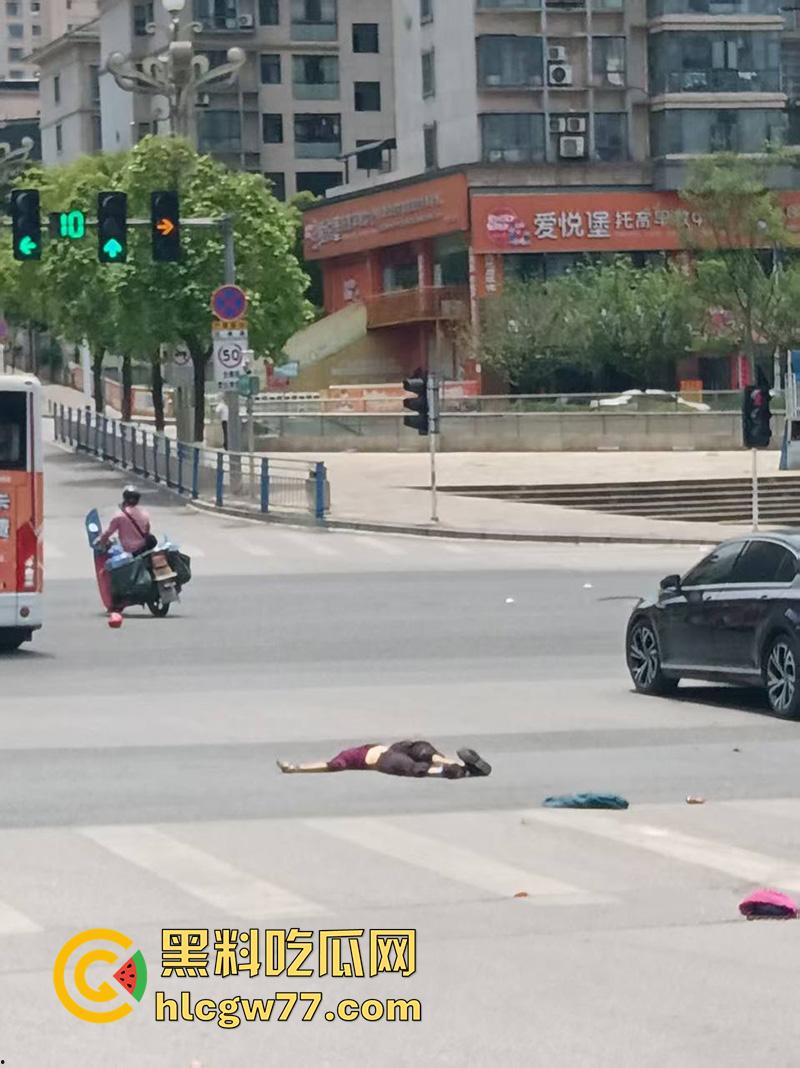 惨烈断头车祸，贵州省黔东南苗族侗族自治州，汽车下坡失控，碾压行人头都撞飞了！-4