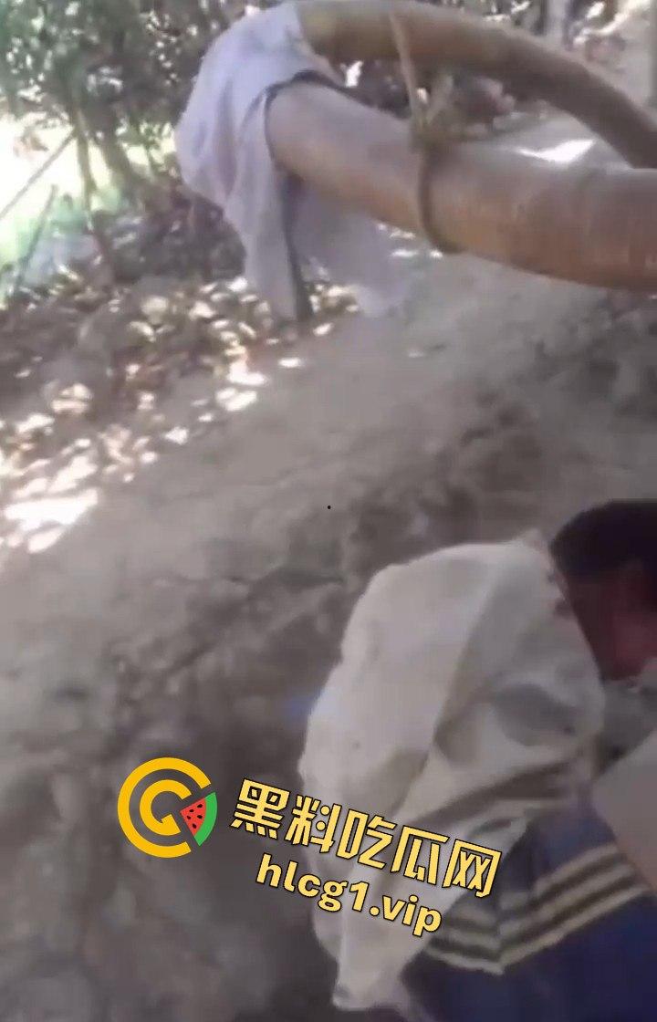 缅甸妙瓦底军阀虐待人质视频曝光,男子被殴打至面目全非,血迹斑斑的恐怖真相!-5