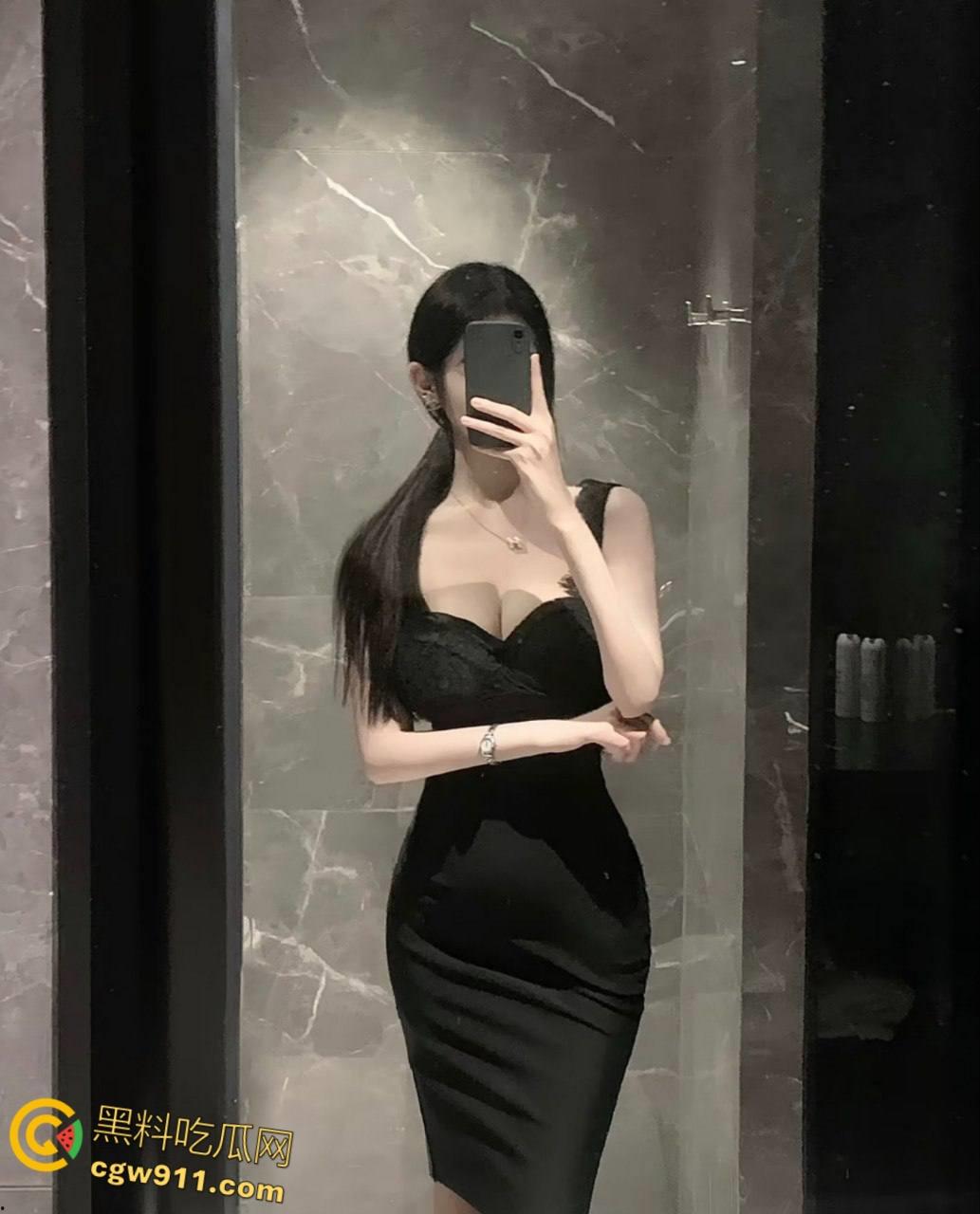 海航空姐【童谣s】，空乘制服都没来得及脱，就被金主车震手撕肉丝，无套中出白虎嫩穴，后入啪啪撞击臀浪翻滚！-3