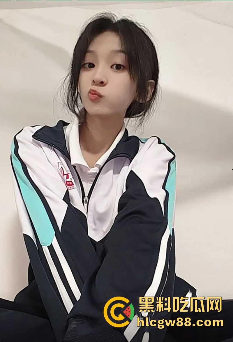 辽宁师范大学钢琴艺考生【刘小萌】高中时期裸聊视频被曝光 小小年纪就骚性大发的母狗 内容炸裂！-4