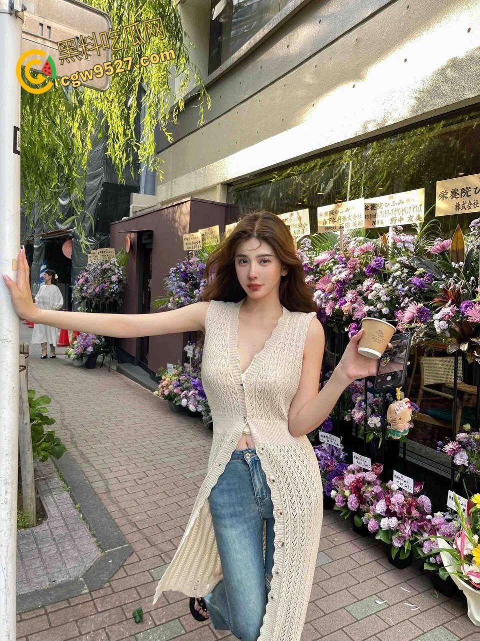 公园放风筝,妹妹户外露出白斩乳房,勾引哥哥小树林里,狂舔骚逼后入爆操,激情内射全滴在草上 !-1