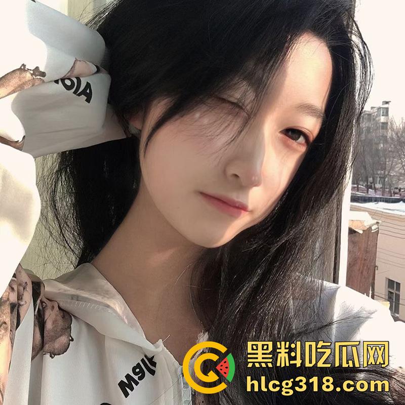 超白嫩尤物【苏钰琪】，继父的可爱小母狗，肌肤白皙小穴粉嫩，号称校园公交车，被大叔3p自拍曝光！-2