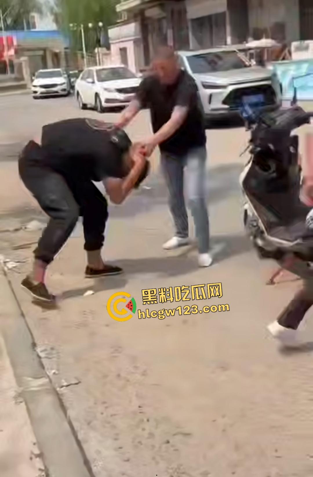 东北两条老鬼打年轻人，后生仔一棍直接打晕一个后脑勺开花，人倒后说是正当防卫！-2