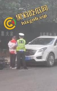 网传武汉一小学附近突发车祸多名小孩倒地,疑似男子精神不正常报复社会!!!-7