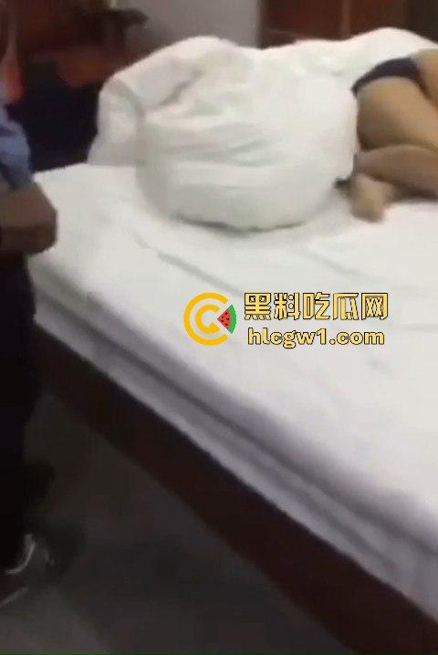 男子带兄弟上门捉奸，一群人踹门而入狂揍情夫，捉奸现场惨到小三男的直接哭出声！-3