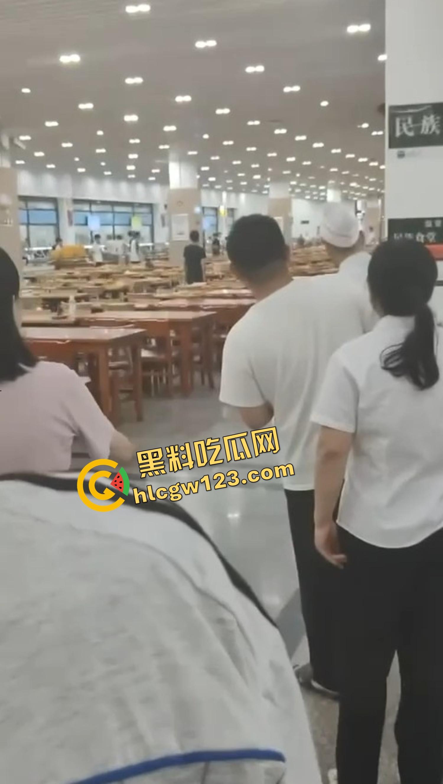 武汉大学学生论文吗没过就开砍?食堂见人上去就一刀,无差别出刀,年轻人心态这么炸裂的吗?-9
