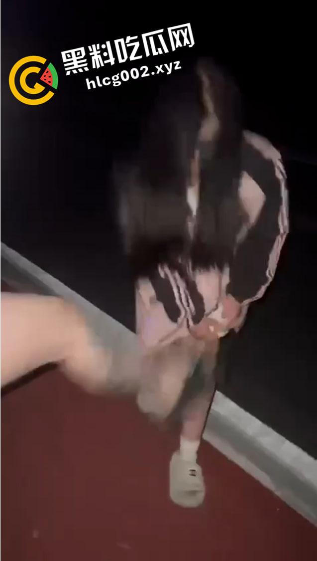 河南新县女孩被霸凌原视频 扇脸 吃烟头 飞踹 精神小妹们下手太狠了-7