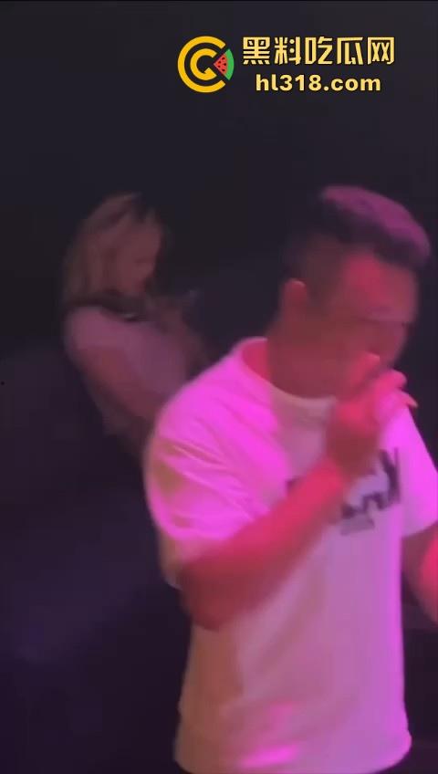 极品酒吧营销性情大发!逼痒没人玩,索性找了个找个角落自己玩,现场脱裤抠逼自慰,边玩还边录,骚的一批!-3