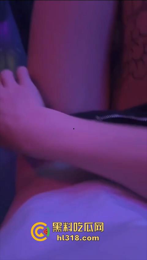 极品酒吧营销性情大发!逼痒没人玩,索性找了个找个角落自己玩,现场脱裤抠逼自慰,边玩还边录,骚的一批!-7