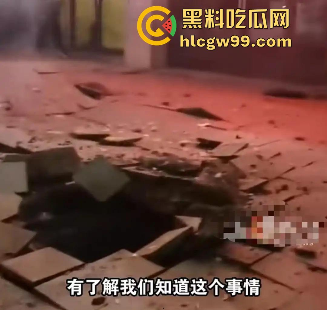 重庆窨井成发射台，小女孩扔鞭炮直接被炸飞10米，衣服炸碎焦黑落地，年还没过完就上天！-3