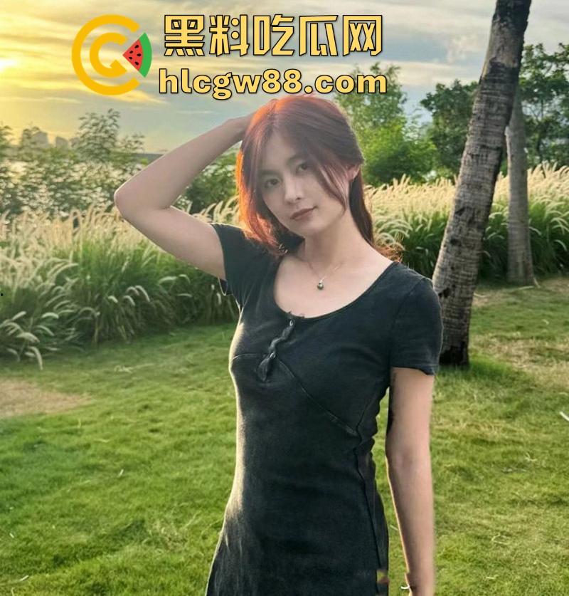 重庆高颜值反差女大【林瑶】跟男友性爱视频泄漏 开档黑丝上位骑乘疯狂摇晃 深情口交眼神都在拉丝-2